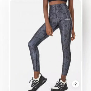Guess Womens Snake Activewear
Bottom Grey‎ and Black Small NEW